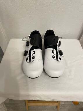 Sport Road Cycling Shoes White Black Dual MOA Dial 
Size 44 (Men’s 10.5-11)